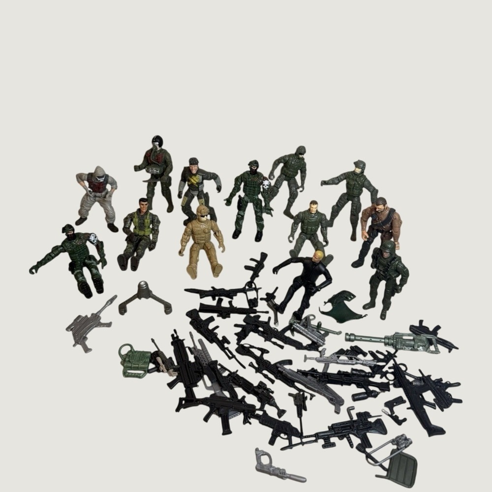 13 Military ACTION FIGURES Toy Soldiers LOT Army Mixed With over 30 Weapons